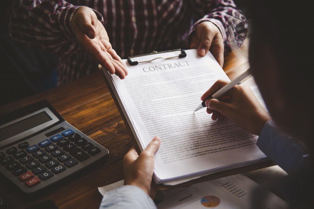 Caractéristiques et qualification du contrat de travail : Tout savoir pour bien comprendre