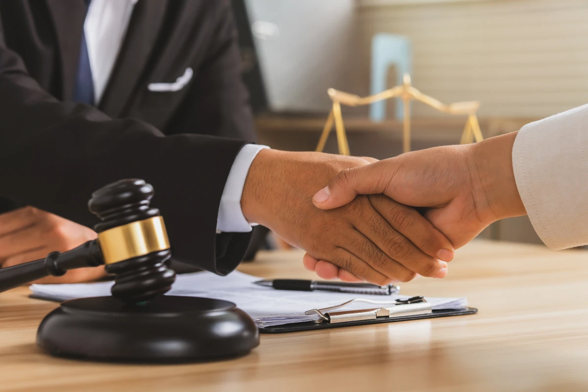 Le Dol en droit des contrats : Comprendre et prévenir les risques