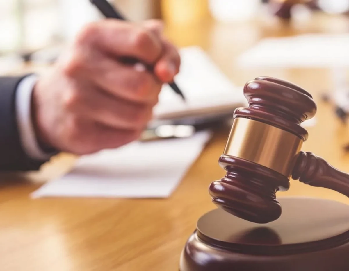 Stratégies Avancées pour Naviguer dans le Labyrinthe des Procédures Judiciaires en 2025